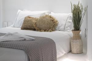 Postel nebo postele na pokoji v ubytování Majestique of Naxos luxury suites