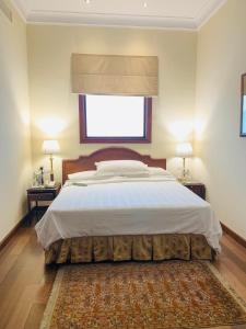 Postel nebo postele na pokoji v ubytování Maidens Hotel New Delhi
