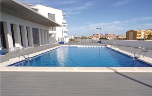 2 Bedroom Lovely Apartment In Orihuela Costa في Los Dolses: مسبح على سطح مبنى