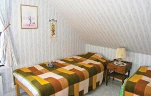 Säng eller sängar i ett rum på 2 Bedroom Cozy Home In Ramkvilla