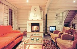 sala de estar con 2 sofás y chimenea en Cozy Home In Slen With Sauna, en Stöten