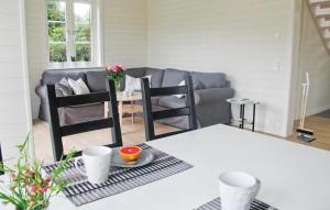 ハンブルクスンドにある3 Bedroom Cozy Home In Hamburgsundのリビングルーム(テーブル、椅子、ソファ付)
