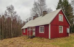 VittsjöにあるBeautiful Home In Vittsj With 2 Bedroomsの野原の上に座る赤納屋