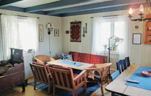 a living room with a table and chairs at Haug Isakplassen in Heggje