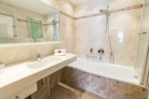 Antonius Hotel Garni in Lech tesisinde bir banyo