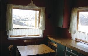 Sirevåg的住宿－西雷瓦格哈弗道度假屋，厨房配有木桌和2扇窗户。