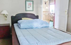 Säng eller sängar i ett rum på Amazing Home In Mariannelund With 3 Bedrooms