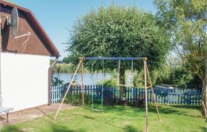 un'altalena in un cortile accanto a una casa di Two-Bedroom Holiday Home In Usedom a Wilhelmshof
