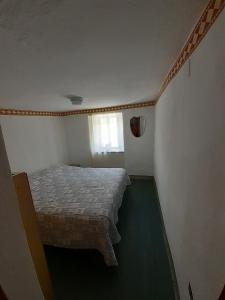 a bedroom with a bed in the corner of a room at Occitania in Gravere