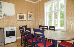 uma cozinha com uma mesa de madeira e cadeiras em Cozy Home In Engerdal With House A Mountain View em Femundsundet