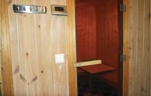 eine Tür zu einem Raum mit einer Bank darin in der Unterkunft Sjusjøen Pihl 185 in Sjusjøen