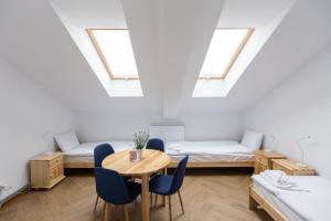 Habitación con mesa, sillas y sofá en ArtRooms Pokoje Gościnne en Krosno