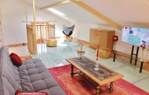 ラ・ロック・シュル・セーズにある2 Bedroom Stunning Home In St-andr-dolrarguesのリビングルーム(ソファ、テレビ付)