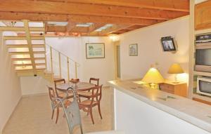 - une cuisine et une salle à manger avec une table et des chaises dans l'établissement Beautiful Home In St-andr-dolrargues With 2 Bedrooms And Internet, à La Roque-sur-Cèze