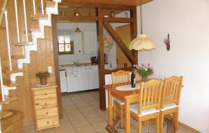 eine Küche und ein Esszimmer mit einem Tisch und Stühlen in der Unterkunft Ferienhaus Waldstr. R in Groß Dratow