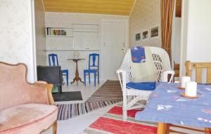 Et sittehjørne på Nice Home In Oskarshamn With House Sea View