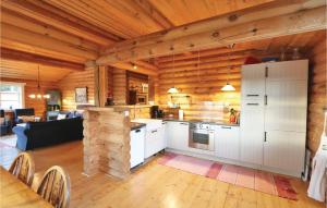 een keuken en een woonkamer in een blokhut bij Nice Home In Gnosj With Sauna in Gnosjö