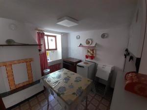 uma pequena cozinha com uma mesa num quarto em Occitania em Gravere