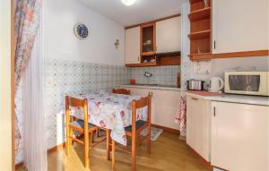 Kuchyň nebo kuchyňský kout v ubytování Nice Apartment In Piran With Wifi