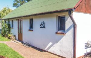 una piccola casa bianca con tetto verde di Two-Bedroom Holiday Home In Usedom a Wilhelmshof