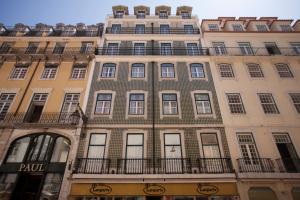 a tall building with windows and a balcony at Otília Apartamentos in Lisbon