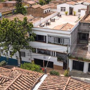 einen Blick über ein weißes Gebäude mit Ziegeldächern in der Unterkunft 61Prado Hotel in Medellín