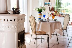 uma sala de jantar com uma mesa e cadeiras e uma lareira em Borgo Rosso Country House B&B em Sirolo