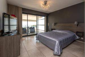 a bedroom with a bed and a flat screen tv at Villa Cassis in Cassis