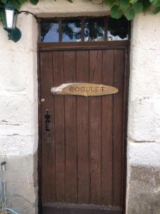 ExideuilにあるMaison Cogulet at Les Vergnes Gitesの木の扉