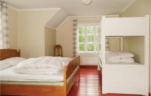 Llit o llits en una habitació de Cozy Home In Engerdal With House A Mountain View