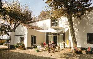 dos personas sentadas en el porche de una casa blanca en 2 Bedroom Amazing Home In Narbonne, en Narbona