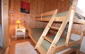 um quarto com 2 beliches num camarote em Cozy Home In Hammar With Kitchen em Hammarö