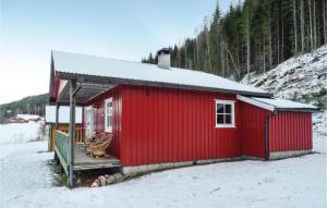 una cabina rossa nella neve nella neve di Nice Home In Vrdal With 3 Bedrooms And Internet a Vrådal