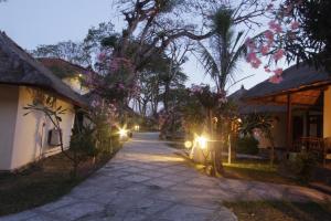 Zahrada ubytování Alit Beach Resort and Villas