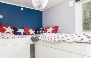 Cette chambre dispose d'oreillers patriotiques sur un banc et d'une fenêtre. dans l'établissement 4 Bedroom Gorgeous Home In Boxholm, à Blåvik