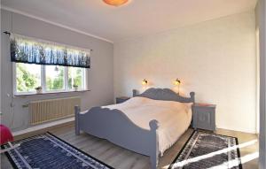 Un dormitorio con una cama grande y una ventana en Nice Home In ml With House A Mountain View, en Åmål