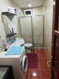 e bagno con doccia, servizi igienici e lavandino. di KLEOPATRA ALANYA a Alanya