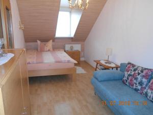 - une chambre avec un lit, un canapé et une fenêtre dans l'établissement Ferienwohnung "Küchenmeister", à Schlettau