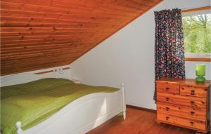 une chambre avec un lit, une commode et une fenêtre dans l'établissement Cozy Home In Munka-Ljungby With Kitchen, à Munka-Ljungby