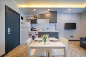 Kuchyň nebo kuchyňský kout v ubytování Meyde Boutique Suites