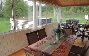 Foto dalla galleria di Cozy Home In Oskarstrm With Kitchen a Karlstorp