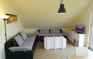 ein Wohnzimmer mit einem Sofa und einem Tisch in der Unterkunft Amazing Apartment In Boiensdorf With 2 Bedrooms And Wifi in Boiensdorf