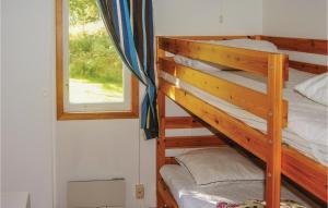 Ce lit superposé se trouve dans un dortoir doté d'une fenêtre. dans l'établissement Cozy Home In Munka-Ljungby With Kitchen, à Munka-Ljungby