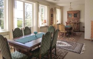 LiatorpにあるHoliday Home Spånghult Älmhultの木製のテーブルと椅子のあるダイニングルーム