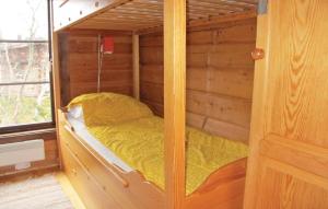 a small bed in a wooden cabinet in a room at Beautiful Home In Vemdalen With 3 Bedrooms, Sauna And Internet in Storhågna