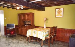 a dining room with a table and a television at 1 Bedroom Nice Home In Lierneux in Lierneux