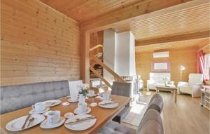 ein Esszimmer mit einem Tisch und einigen Stühlen in der Unterkunft Ferienhaus 23 In Kirchheim in Kirchheim