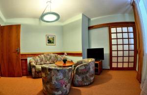 特倫欽溫泉鎮的住宿－芳緹斯特瑞膳宿旅館，客厅配有沙发和桌子