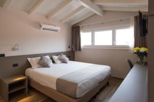 Postel nebo postele na pokoji v ubytování Hotel Baia di Paré