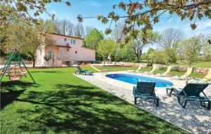 Vonkajšia záhrada v ubytovaní Four-Bedroom Holiday Home In Lecevica